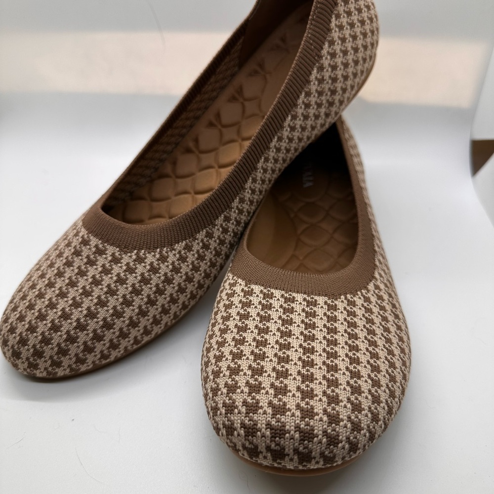 Vivaia Claire Round-toe flats